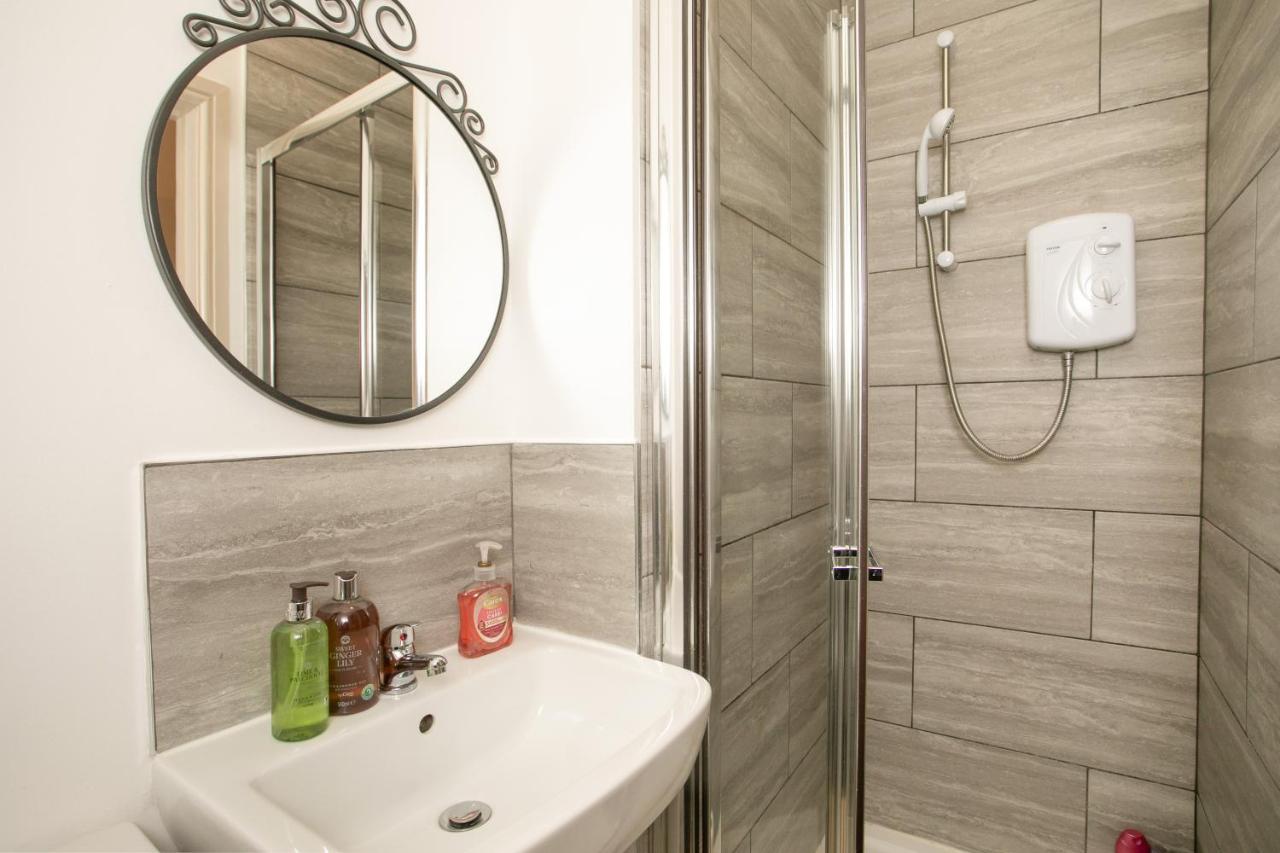 8 Guests - 5 Bedroom - Free Wi-Fi - Kettering Dış mekan fotoğraf